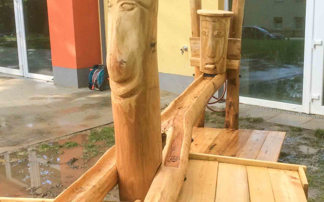 Wasserspiel mit Lächeln